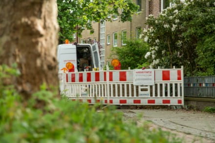 Abgesperrte Baustelle an einem Wohnhaus für die Anschlussverlegung