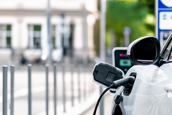 E-Auto lädt an einem öffentlichen Parkplatz