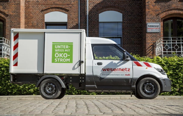 Ein weißes E-Auto mit Wesernetz-Logo, betrieben mit Ökostrom