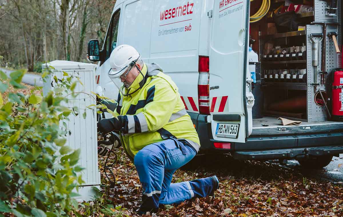 Ein Mitarbeiter des Entstörungsdienst arbeitet an einem Stromkasten