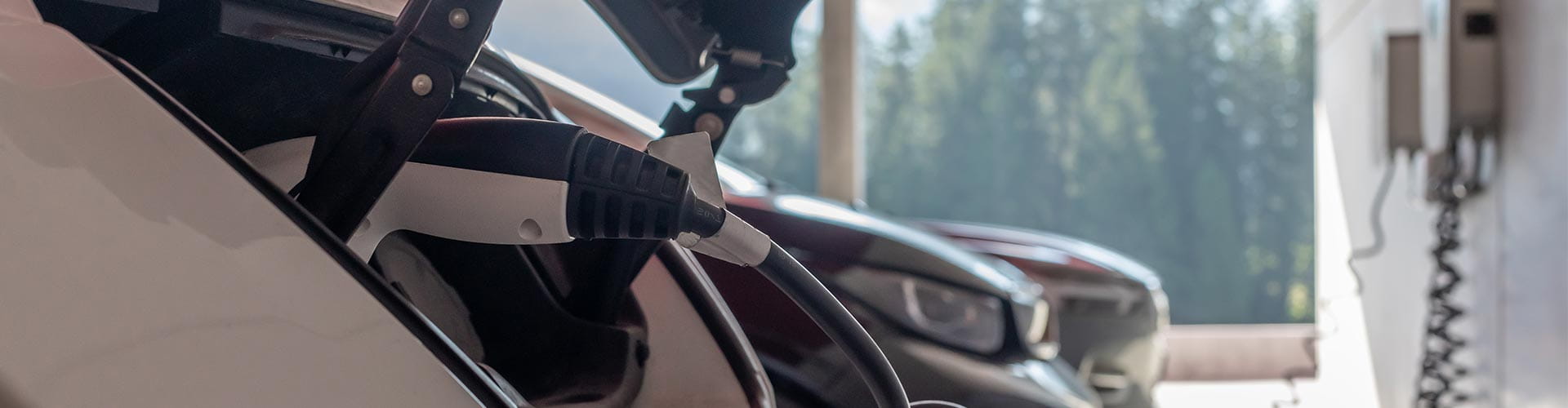 Mehrere Autos laden in einer Garage eines Unternehmens