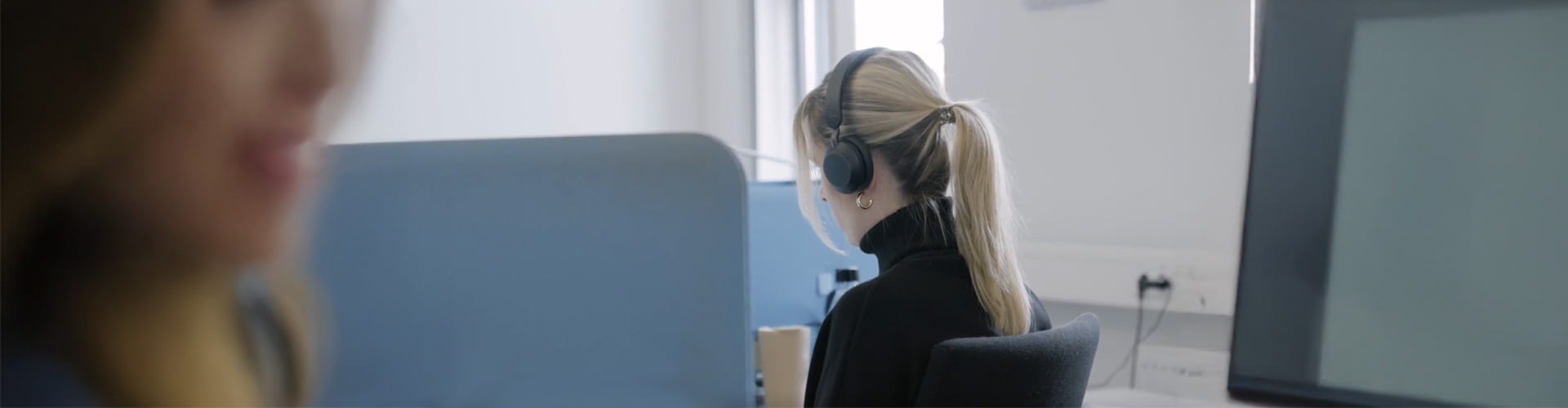 Zwei Mitarbeiterinnen aus dem Servicecenter beantworten Anfragen von Kunden