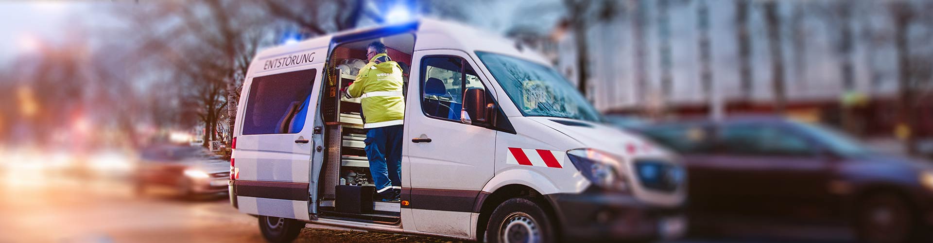 Ein wesernetz Mitarbeiter vom Entstörungsdienst kontrolliert eine gemeldete Störung