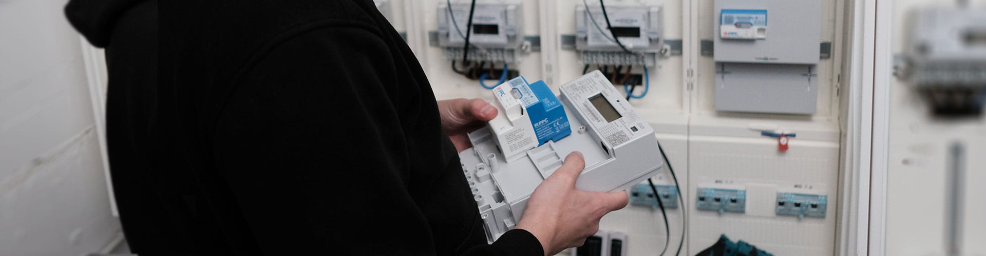 Ein Mitarbeiter montiert ein Smart-Meter mit verschlüsselter Kommunikation