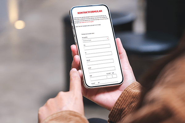 Handy mit geöffnetem Kontaktformular