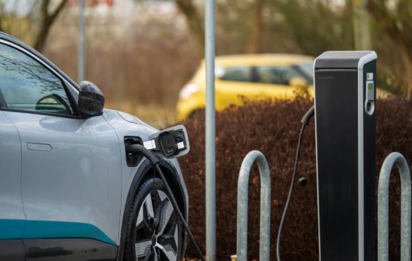 E-Auto lädt an Ladesäule für Unternehmen oder Mehrfamilienhäuser