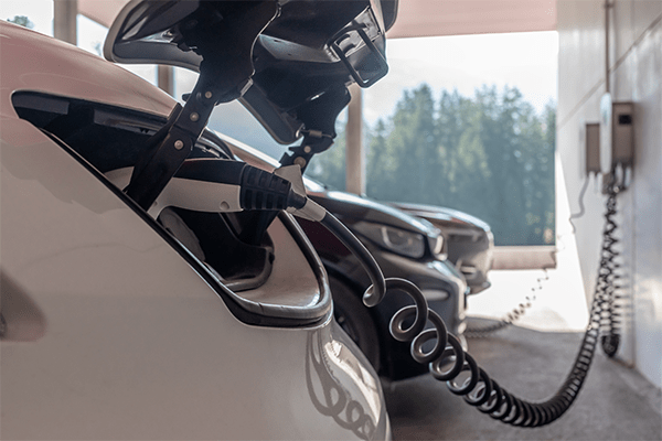 Mehrere E-Autos laden in einer betrieblichen Garage