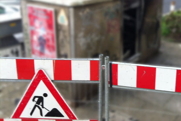 Baustellenabsperrung mit einem Störungsschild