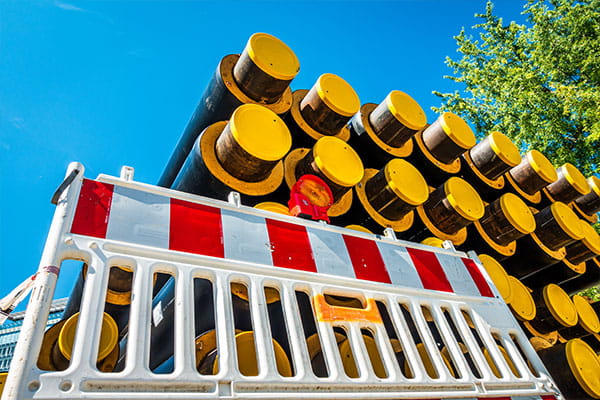 Gestapelte Fernwärmerohre für den Fernwärmeausbau