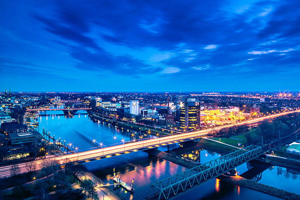 Eine Luftbildaufnahme von Bremen bei Nacht