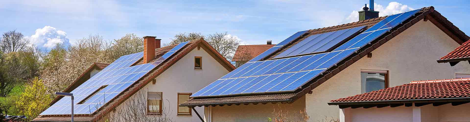 Zwei Wohnhäuser mit PV-Anlage auf dem Dach