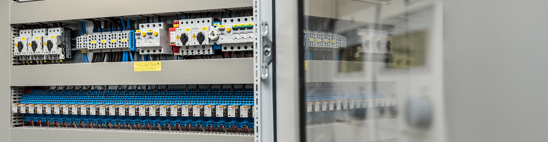 Offene Energiezentrale mit Schaltern