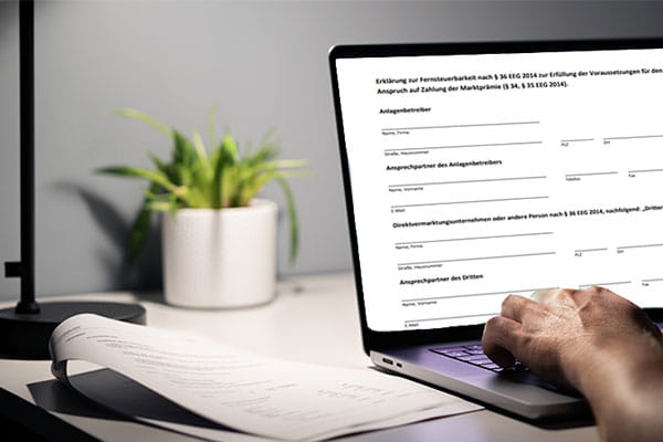 Ein Laptop mit einem Formular mit Meldepflichten für Einspeiser