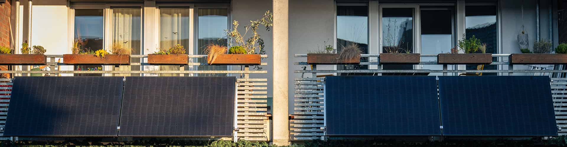 An zwei Balkonen sind jeweils zwei Solar-Panele angebracht