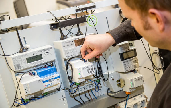 Ein Mann integriert ein Element in einem intelligenten Messsystem