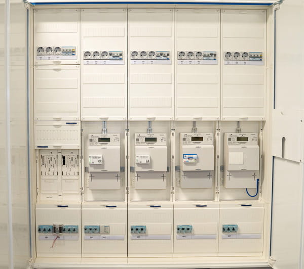 Ein moderner Stromzählerplatz in robustem weißen Stahlblechschrank mit Türen und Erweiterungsmöglichkeiten 