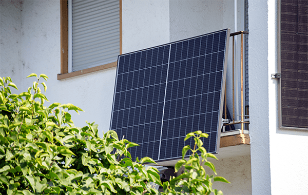 Teaserfoto Balkonkraftwerk an einem Geländer