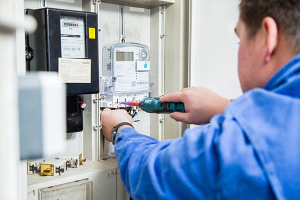 Ein Mitarbeiter wechselt einen Stromzähler