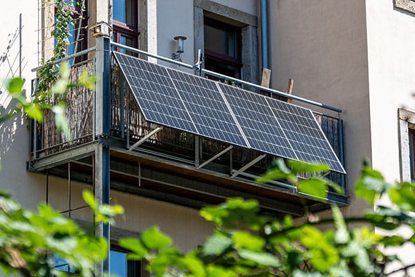 Vier Pv-Anlagen hängen auf einem sonnigen Balkon  