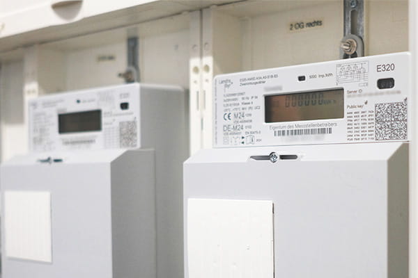 Zwei moderne Messeinrichtungen hängen in einem Zählerschrank
