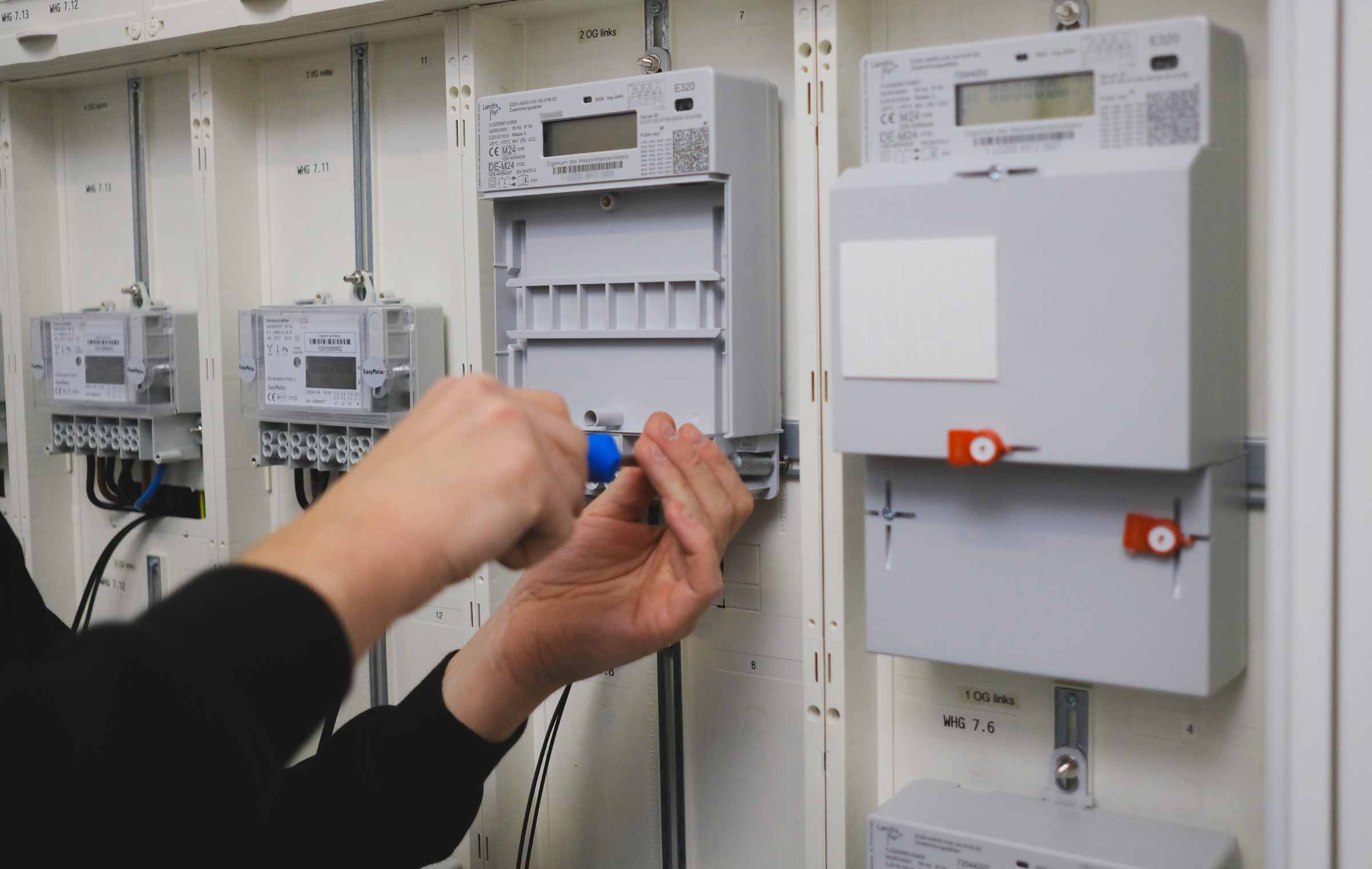 Ein intelligentes Messystem wird mit einem Schraubendreher montiert