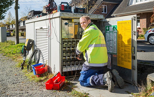Wesernetz-Mitarbeiter arbeitet an Stromkabeln einer Kompaktstation