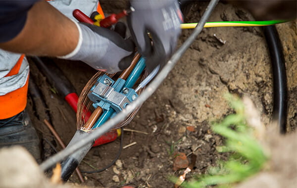 Mitarbeiter befestigt Kabel auf einer Baustelle