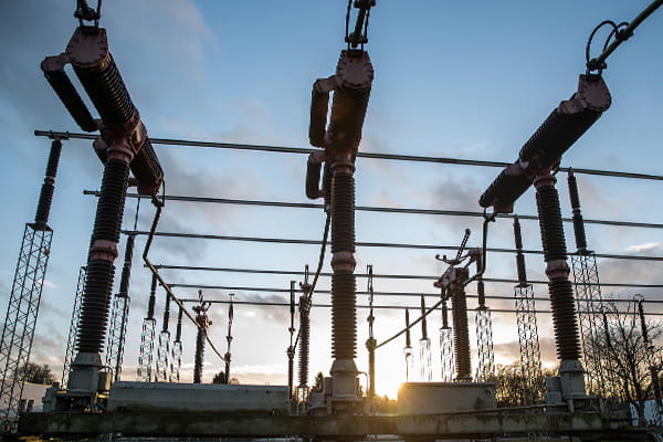 Ein Umspannwerk mit einem Sonnenuntergang im Hintergrund