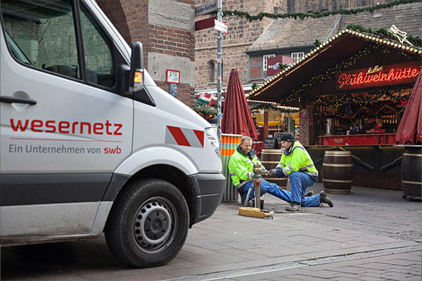 Zwei Mitarbeiter montieren ein Rohr für die befristete Versorgung