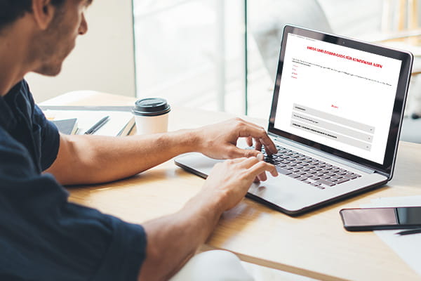 Ein Partner ließt Informationen zu Kundenanlagen an einem Laptop