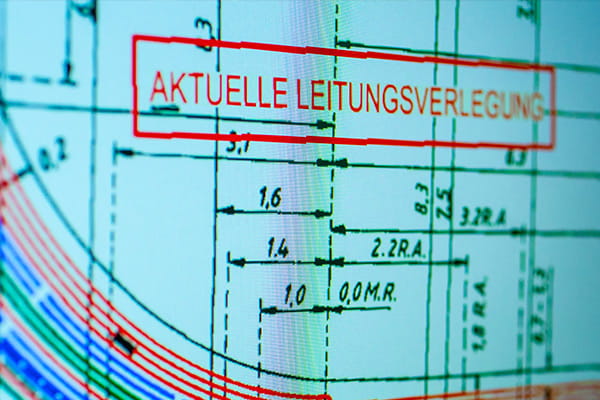 Eine unscharfe Leitungskarte auf einem Computerbildschirm