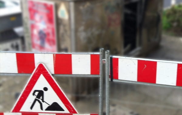 Baustellenabsperrung mit einem Störungsschild