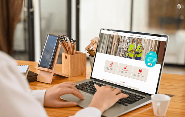 Person nutzt auf einem Laptop die Netzportal-Webseite von wesernetz