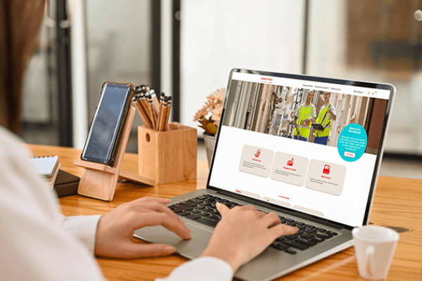 Person nutzt auf einem Laptop die Netzportal-Webseite von wesernetz