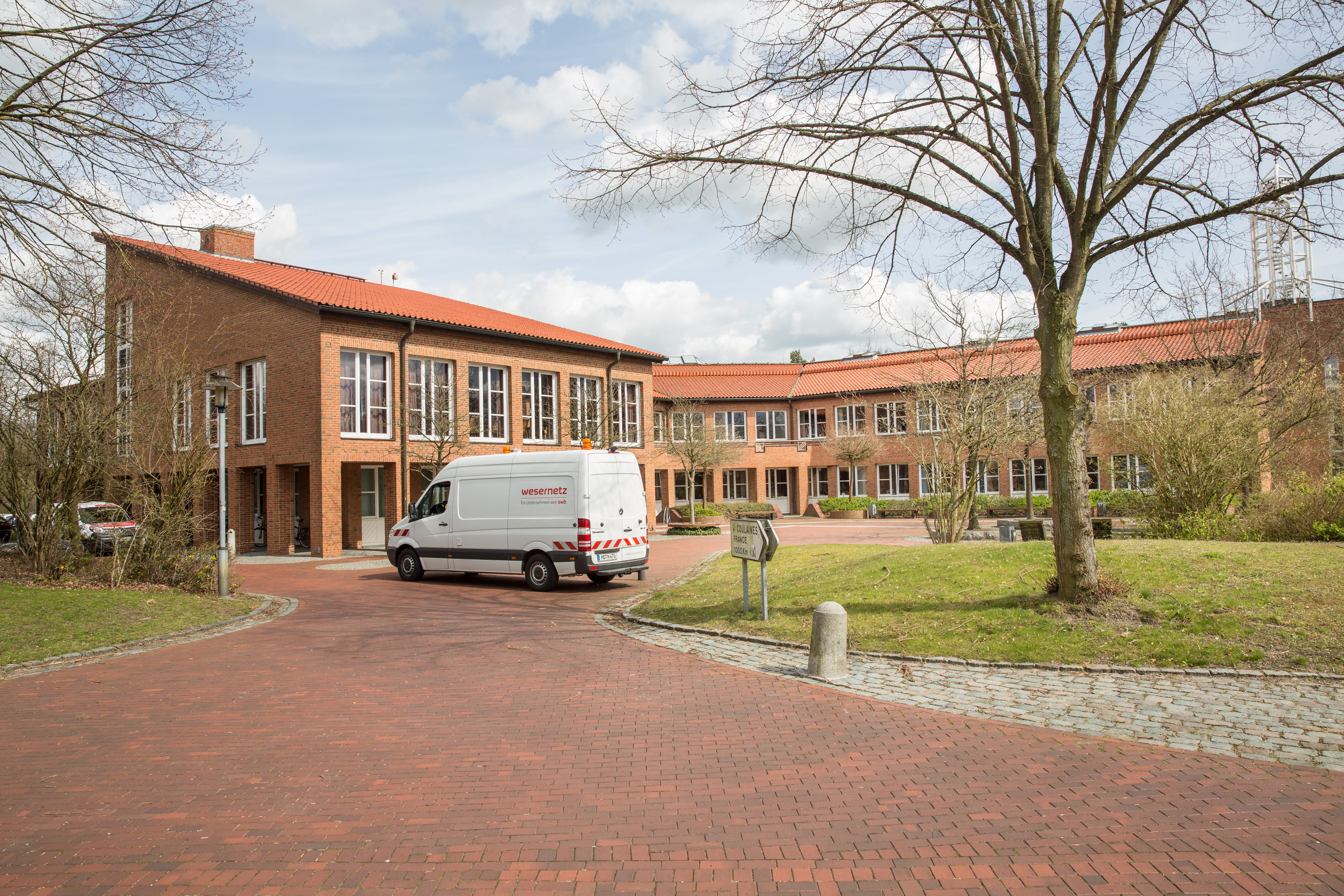 Gebäude in Stuhr mit wesernetz Auto