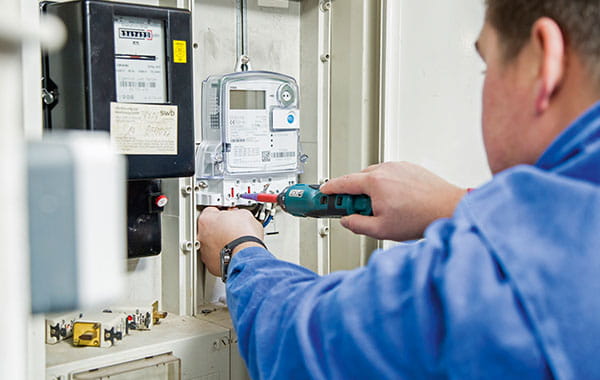 Installateur montiert eine moderne Messeinrichtung
