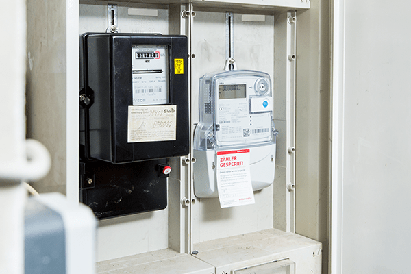 Ein neu montierter, moderner Stromzähler 
