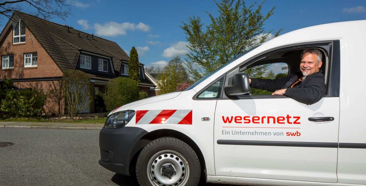 Mitarbeiter im wesernetz-Fahrzeug