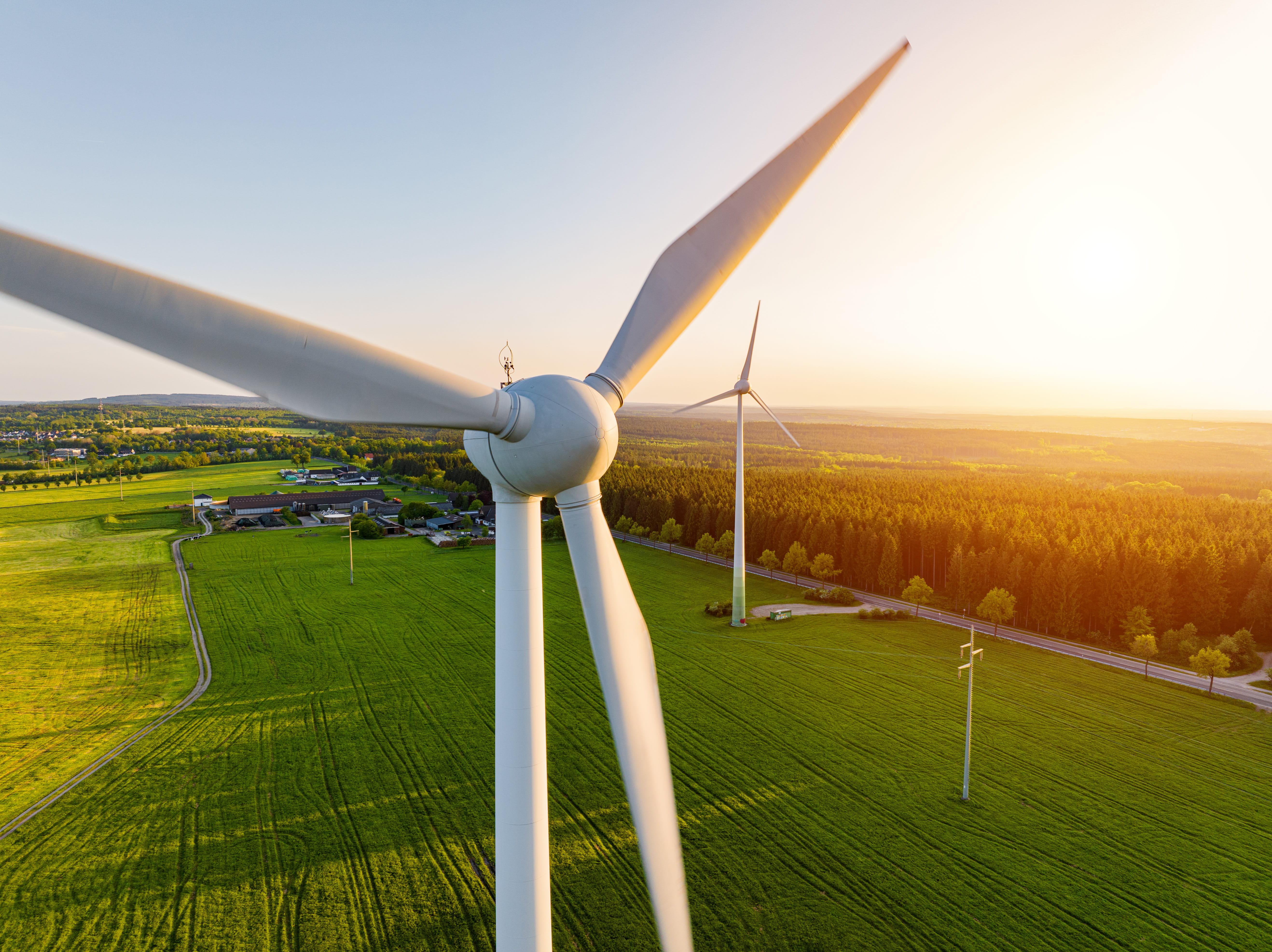 Feld mit Windrädern 