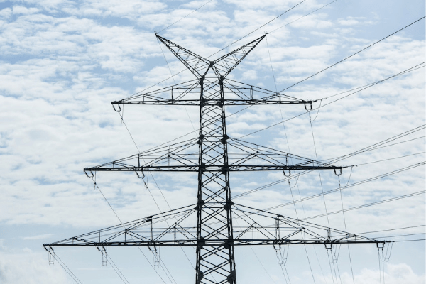 Eine Stromtrasse vor leicht bewölktem Himmel