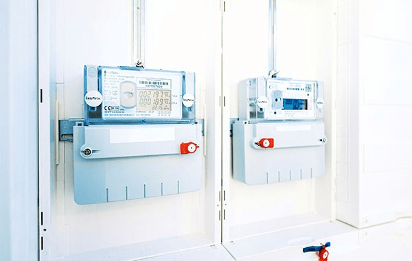 Zwei moderne Stromzähler, die digital den Stromverbrauch anzeigen